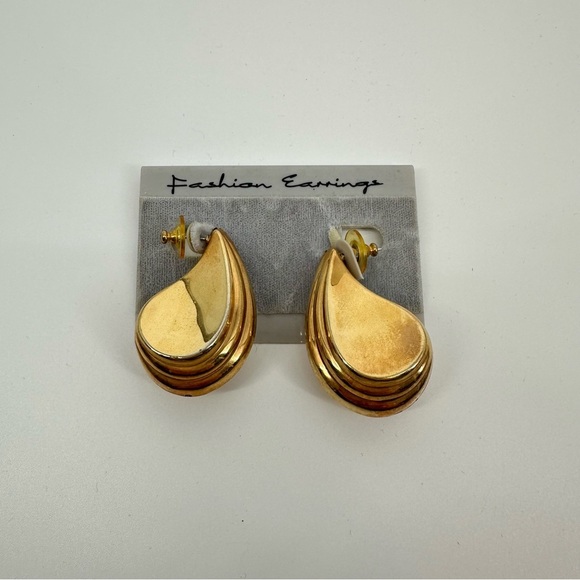 Vintage Gold Tear Drop Costume Earrings - Picture 1 of 3